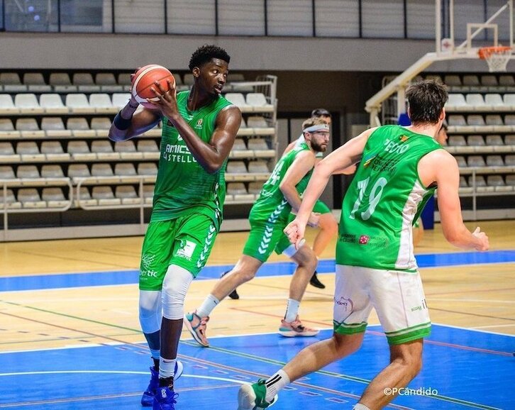 Tanor Ngom azken bi denboraldietan Amics Castello taldearekin aritu da lanean.