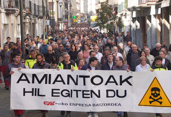 Amiantoren biktimek egindako manifestazioa Beasainen, joan den apirilean.
