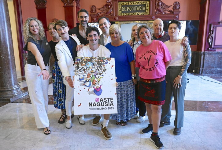 Bilboko jaietako kartel saritua, irabazlearekin eta epaimahaiako kideekin.