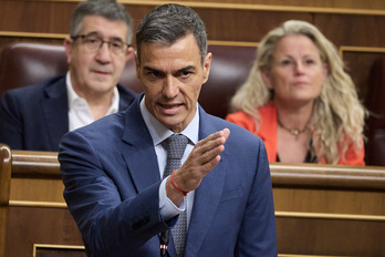 Pedro Sánchez, ante las embestidas de PP y Vox en el Pleno de control de este miércoles.
