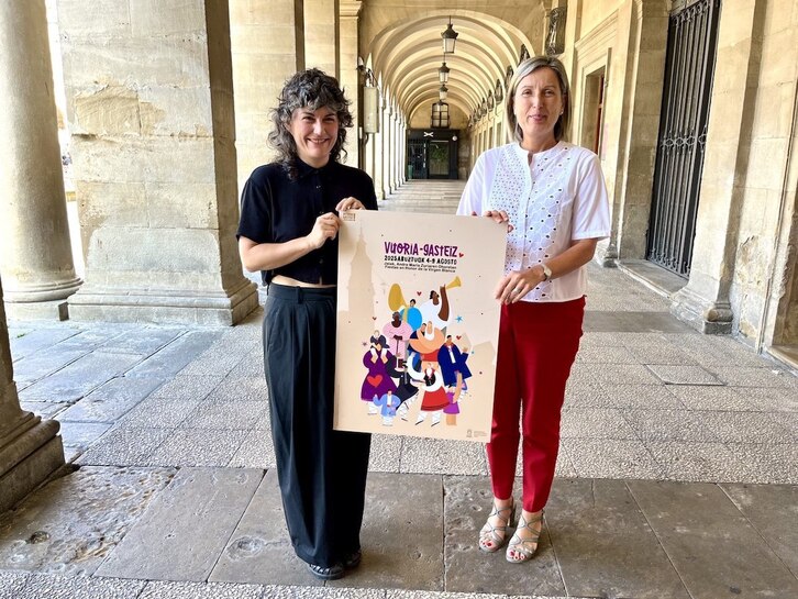 Gasteizko jaiak iragarriko dituen kartela, Ania Saenz de Buruaga egilearekin eta Sonia Diaz zinegotziarekin.