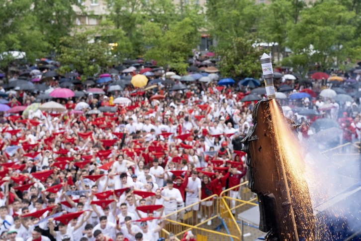 Barañaingo jaietako txupinazioa, plaza jendez lepo dagoela.