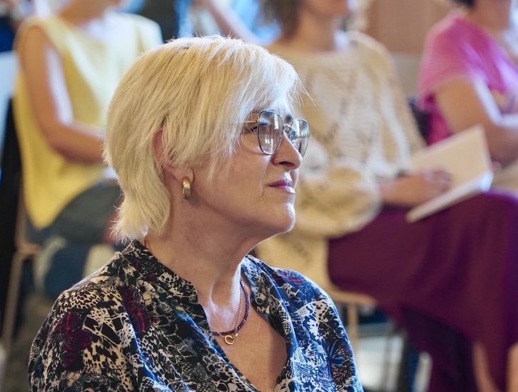 Nuria Reche mintzatu da ingurune digitalaren arautzearen inguruan.