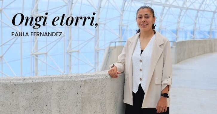 Paula Fernández posa en Anoeta tras firmar su contrato.