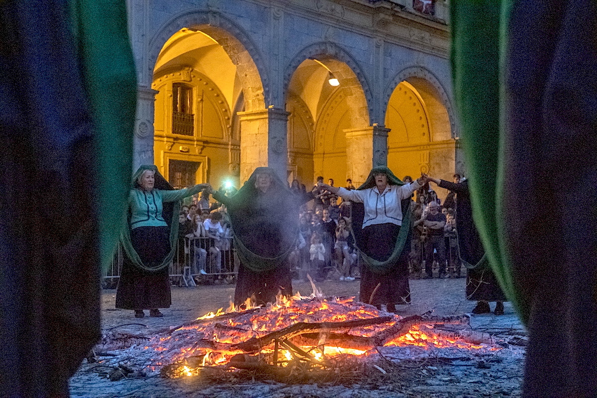 Aurten txupinazoa Kantaitako emakumeek botako dute, Kronika egunkariko kideekin batera. (Gorka RUBIO | FOKU)