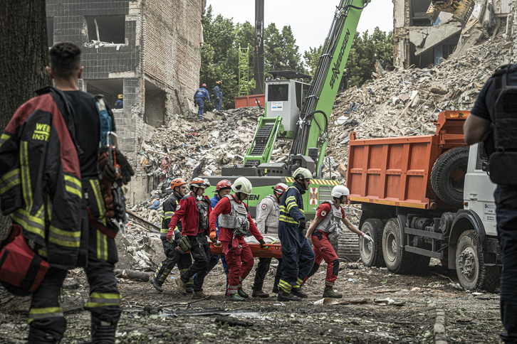Rescate de víctimas del último ataque ruso a Kiev.