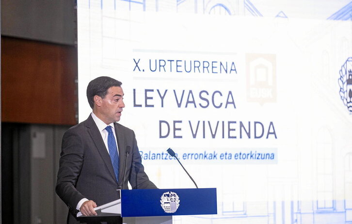 El lehendakari, Imanol Pradales, durante su intervención en la Azucarera de Gasteiz.