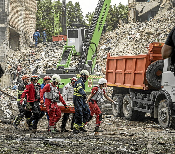 Rescate de víctimas del último ataque ruso a Kiev.