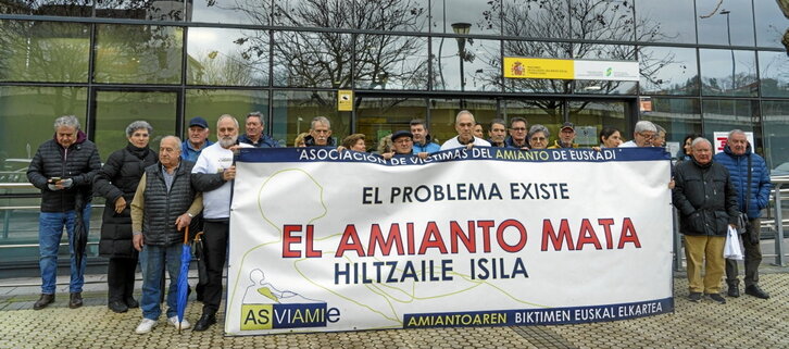 Concentración de la Asociación vasca de Víctimas del Amianto en Donostia.