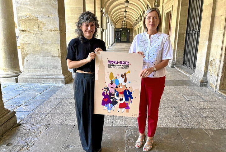 Ania Saenz de Buruaga egilea eta Sonia Diaz zinegotzia, kartelarekin.