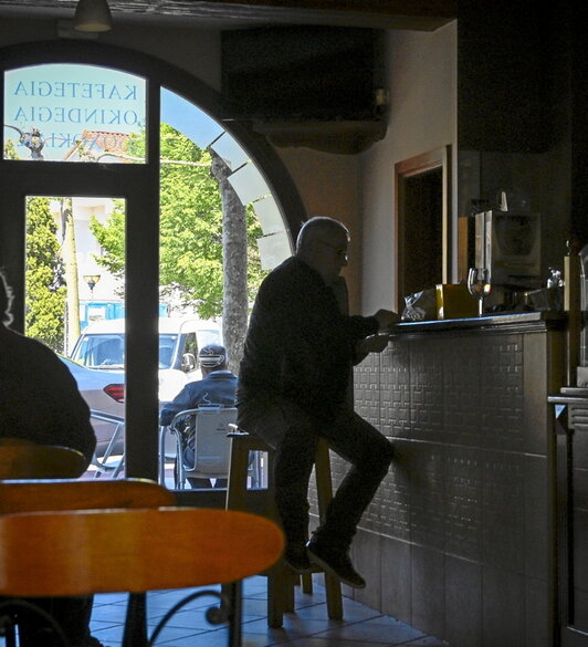 Una cafetería de Orio, durante el apagón.