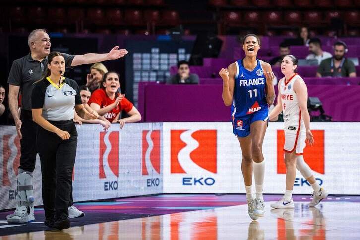Valeriane Ayayi ha salvado a la selección francesa con dos triples en los instantes finales.