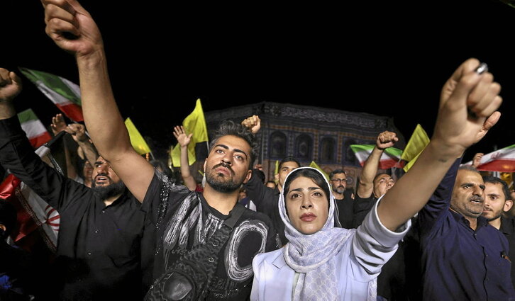 Iraníes celebran en Teherán el lanzamiento de misiles hacia Israel.