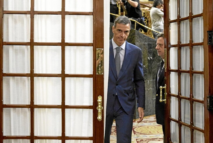 Pedro Sánchez sale de una sesión de control al Gobierno, en el Congreso.