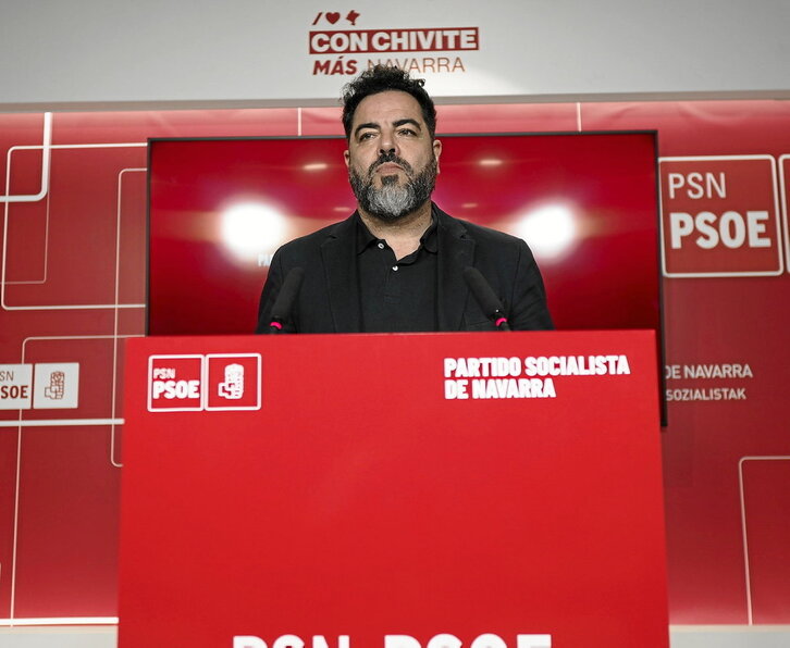 El exvicesecretario general del PSN, Ramón Alzórriz, en la comparecencia para anunciar que deja sus cargos.