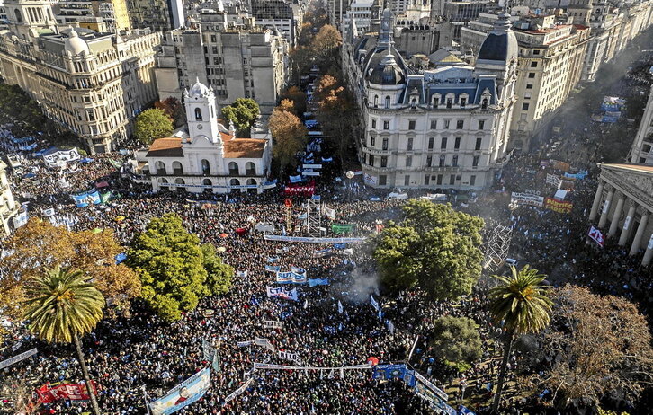 Vista aérea de la movilización en la Plaza de Mayo de Buenos Aires.