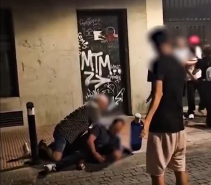 El policía estranguló al hombre con la técnica del mataleón.