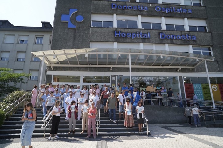 Una de las concentraciones celebradas este jueves para exigir a Lakua cambios en la sanidad, ante el Hospital Donostia.