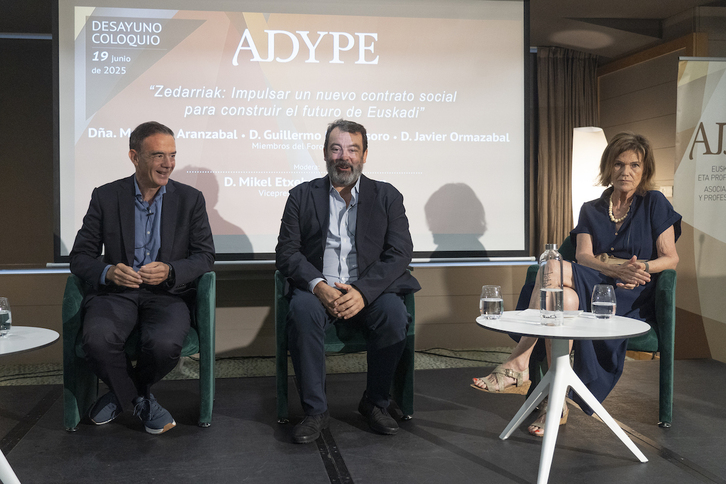 Guillermo Dorronsoro, Javier Ormazabal y Maite de Aranzabal, componentes del Foro Zedarriak.