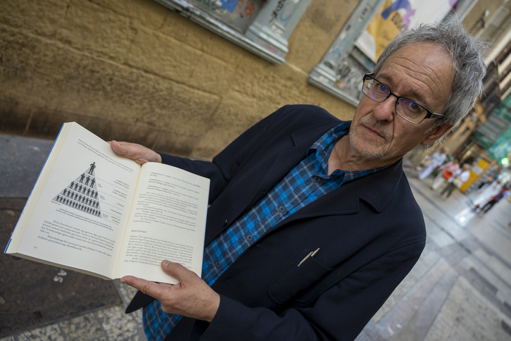 Pako Aristik ostegun honetan aurkeztu du liburua.
