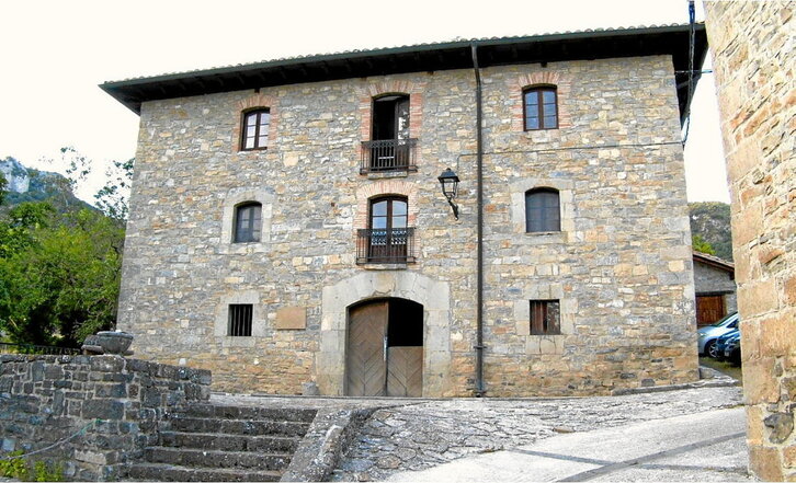 Perotx Etxearen harrizko fatxada ikusgarria.