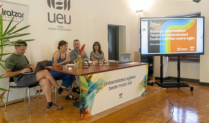 Andoni Olariaga dinamizatzailea eta  Maialen Arteaga, Iñaki Soto eta Goizeder Taberna hizlariak, hurrenez hurren, Eibarko Markeskoa Jauregian.