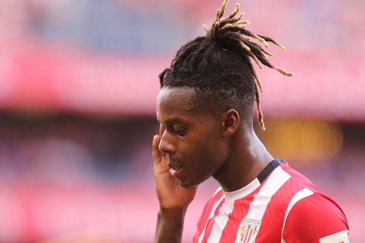 Nico Williams jugando con la camiseta zurigorri.