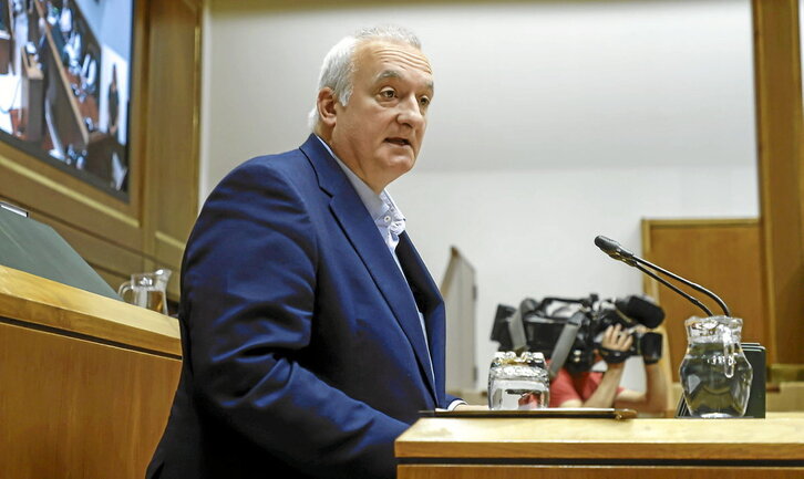 Xabier Barandiaran firmó la propuesta por parte del PNV y la defendió ayer en el Parlamento.