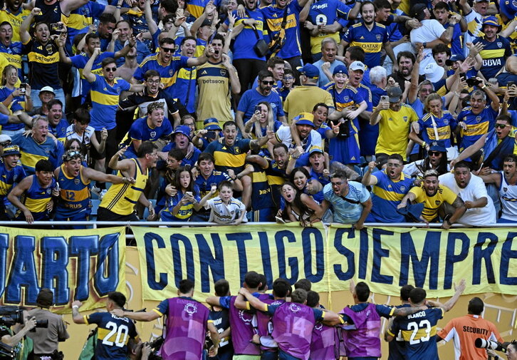 Hinchas de Boca Juniors celebran con los jugadores el gol de Battaglia frente al Benfica en el Mundial de Clubes.