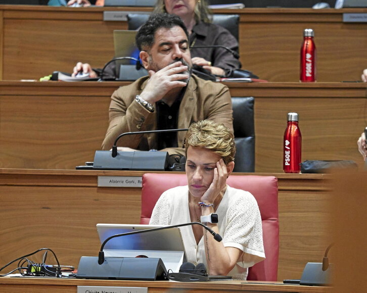 Ramón Alzórriz y María Chivite, durante el pleno de ayer en el Parlamento de Nafarroa.