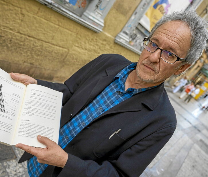 Aristi, argitaratu berri duen liburua aurkezten.