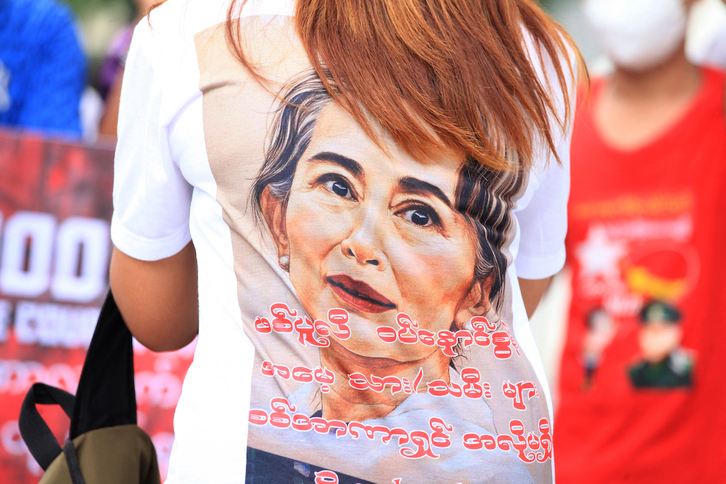 Una mujer viste una camiseta con la imagen de Aung San Suu Kyi en Bangkok.  