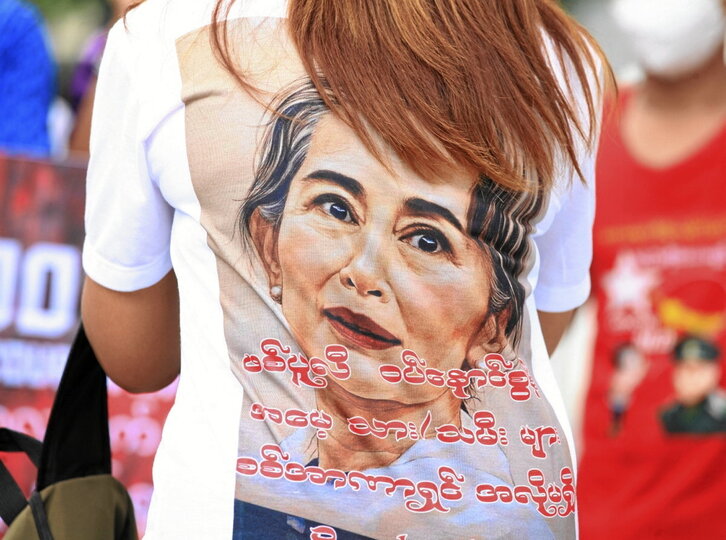 Una mujer viste una camiseta con la imagen de Aung San Suu Kyi en Bangkok.