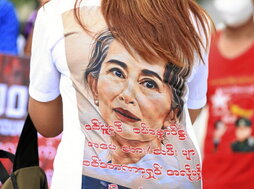 Una mujer viste una camiseta con la imagen de Aung San Suu Kyi en Bangkok.