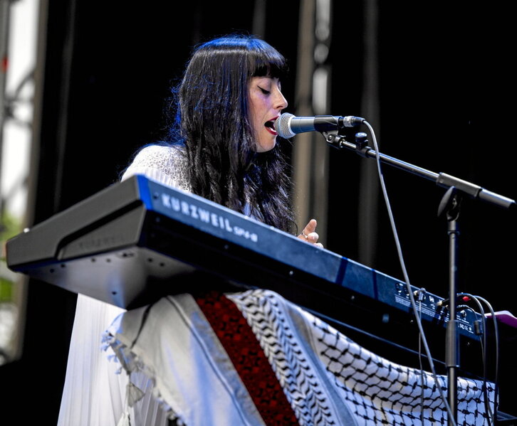 Libe Kortazarren, behean eskuinean, Melissa Etheridgeren, goian eskuinean, edota Quique Gonzalezen erritmoek dardara eraman zuten Mendizabalera Azken Rock jaialdiaren lehen orduetan.