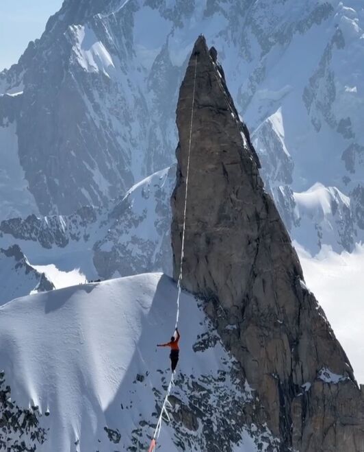Dent du Geant eta Mont Mallet gailurren artean egin den zeharkaldiaren irudi bat.