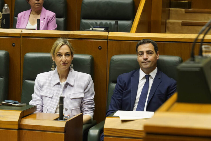 En lehendakari, en su escaño, junto a la consejera de Gobernanza y portavoz del Gobierno.