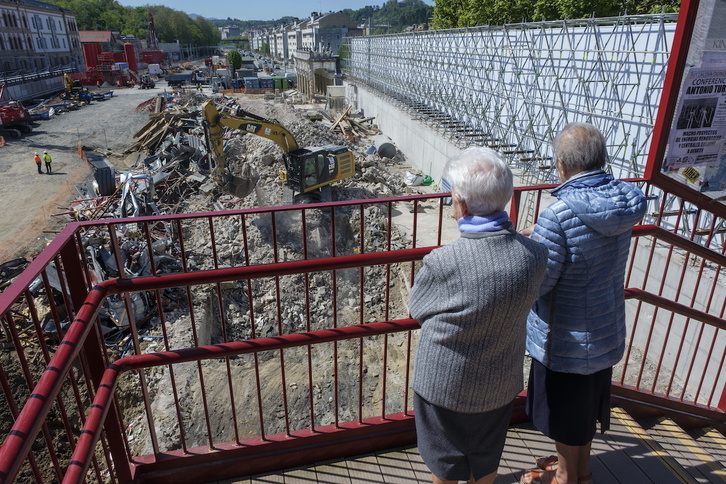 Dos mujeres observan desde la pasarela provisional las obras de la estación de Donostia que provocaron el cierre del pasadizo de Egia, en mayo de 2023.