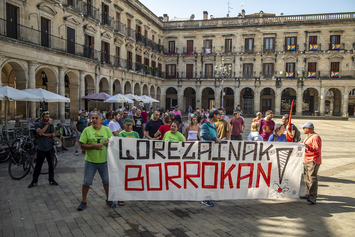 Movilización de los jardineros ante la Casa Consistorial.