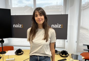 Eider Saez abeslaria NAIZ irratiko estudioetan 