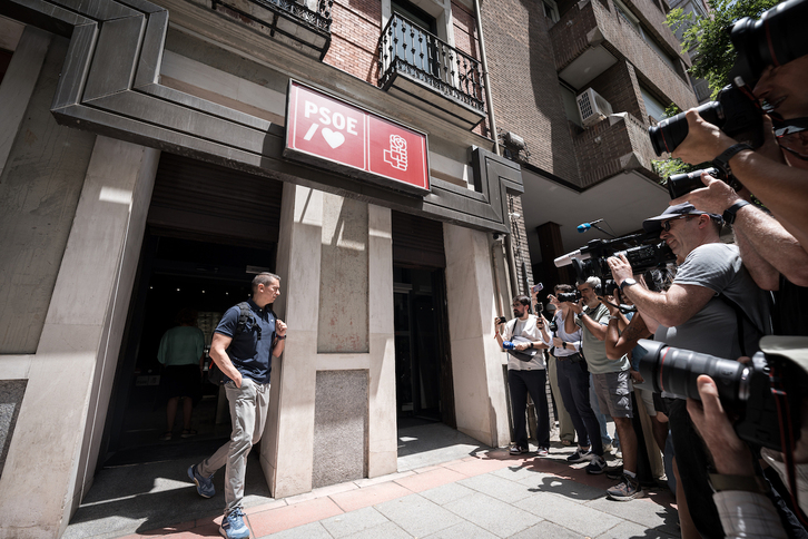 Un agente de la UCO sale de la sede del PSOE de la calle Ferraz ante una gran expectación mediática.