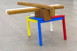 Mesa tricolor, 2025. 64 x 115 x 83 cm. Madera, poliuretano y pintura.