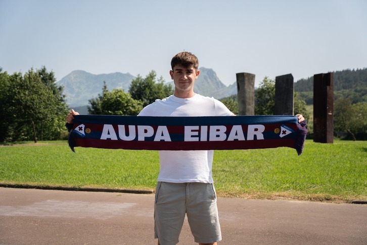 El nuevo jugador del Eibar Aleix Garrido posa con la bufanda del club armero.