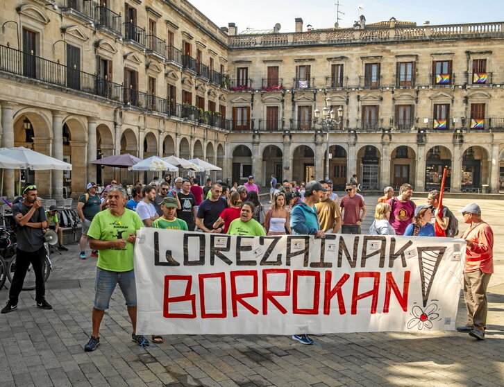 Concentración de los trabajadores de Enviser frente al Ayuntamiento de Gasteiz.