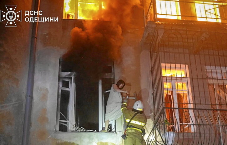 Rescate entre las llamas tras un bombardeo ruso en Odessa, Ucrania.