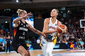 Raquel Carrera supera a su compañera de equipo en Valencia Basket Leonie Fiebich.