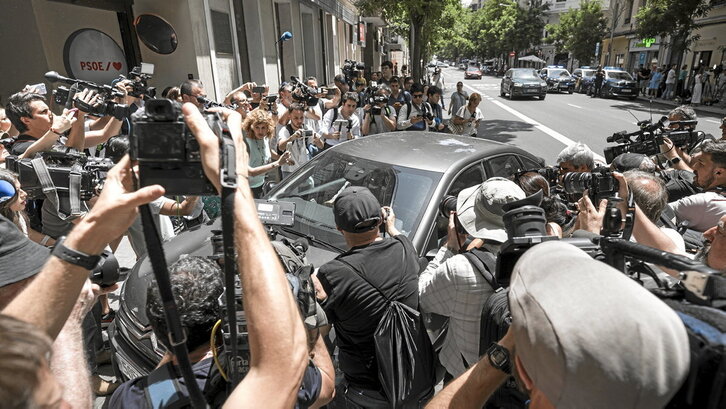 Los agentes de la UCO haciendo su entrada en la sede de Ferraz.
