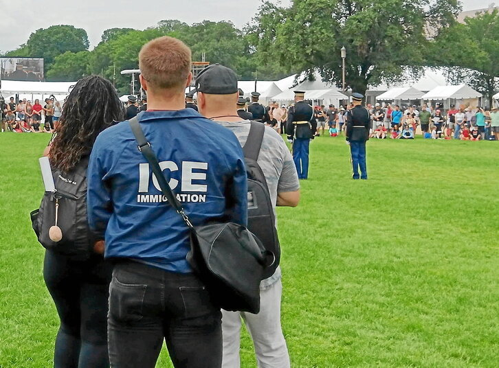 Goian, ICE migrazio-poliziako kide bat. Beste orrialdean, Davenport kalearen konponketa-lanak, non beharginek ingelesa eta gaztelania txandakatzen dituzten.