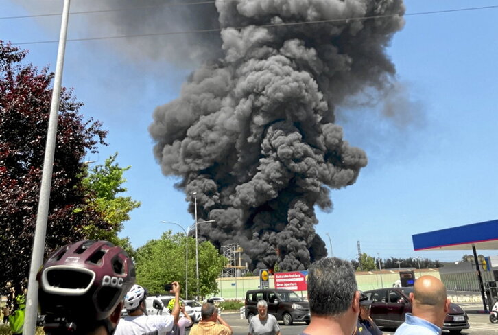 El incendio generó una gran columna de humo.