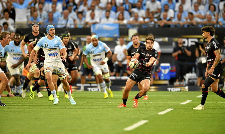 Los tres cuartos de Toulouse mueven el oval para tratar de desequilibrar la defensa del Aviron.